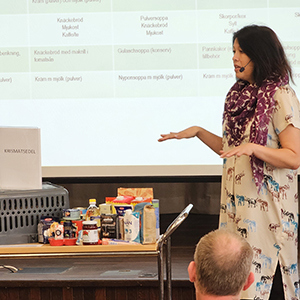 Sara Seing, kostchef och verksamhetschef för MatLust Utvecklingsnod, visade hur en matmeny kunde se ut vid en kris.