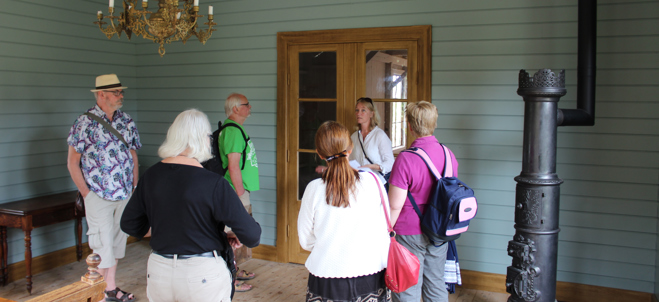 Besökare får en guidning i kägelbanan på Torekällberget