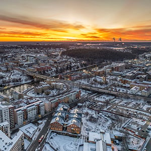 en drönarbild av centrala delar av södertälje i skymning