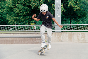 Douglas Hoppstadius gör trick i skateparken