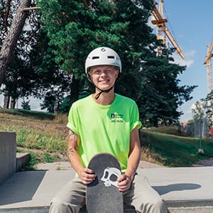 Rasmus Satola jobbar i skateparken för Ung fritid i Södertälje