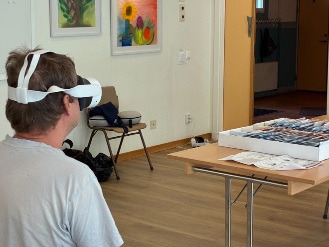 Deltagare testar VR-glasögon