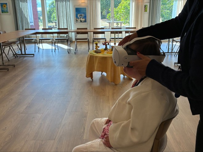 Deltagare testar VR-glasögon