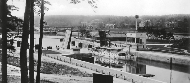 En ankommande båt i slussen, Södertälje kanal. 