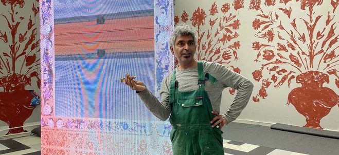 Munish Wadhia installerar konst på Södertälje konsthall.