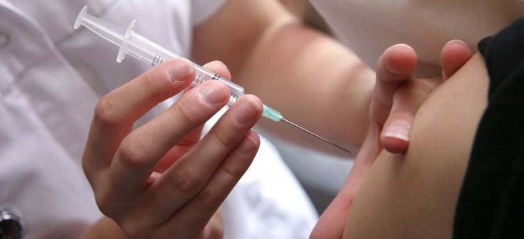Sjuksköterska ger vaccin mot covid-19