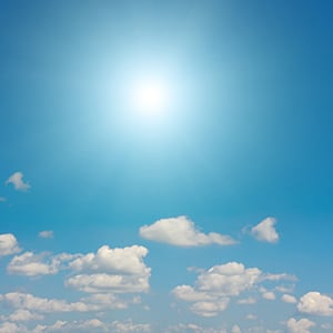 Sol på blå himmel
