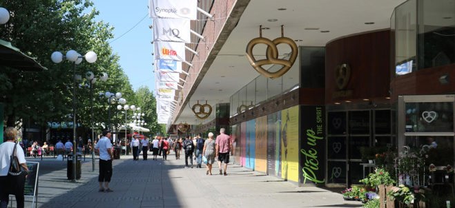 Bild från Södertälje centrum med Kringlans köpcentrum till höger