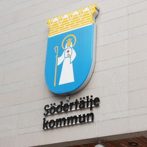 Exteriör bild Södertälje stadshus, kommunvapnet syns tydligt i bild.