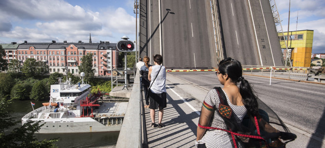 Fotografi på en broöppning av Klaffbron i Södertälje.