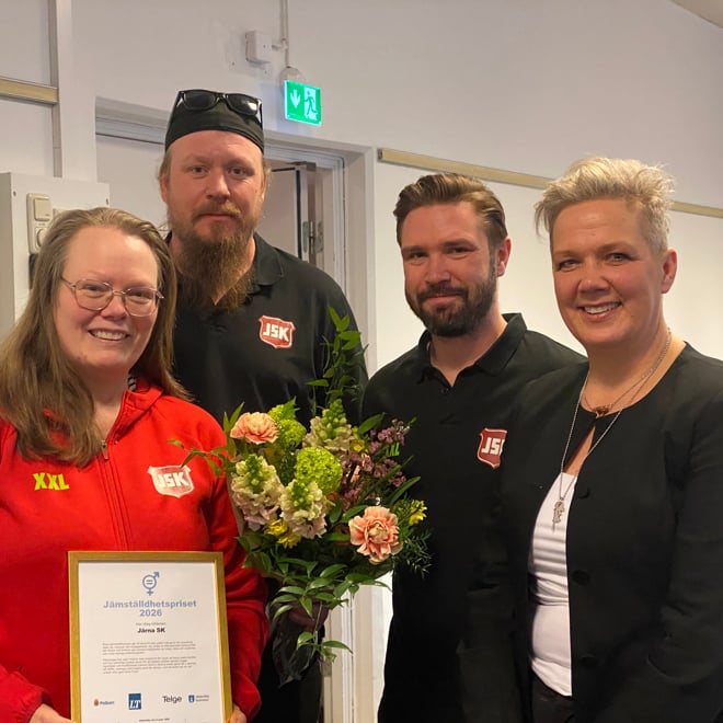 En bild som visar fyra personer från Järna SK som ler in i kameran då de precis mottagit Jämställdhetspriset 2026.