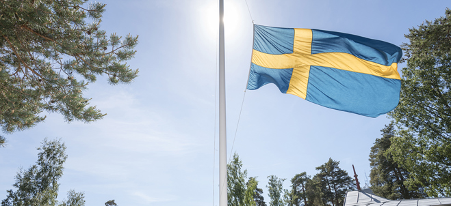 Svenska flaggan hissas på Nationaldagen 6 juni