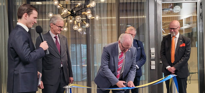 Kommunfullmäktiges ordförande Peter Friström (S) inviger ny avtalsperiod för Europa Direkt Södertälje
