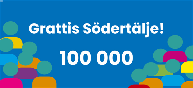 Bilden visar texten Grattis Södertälje 100 000 invånare på blå platta