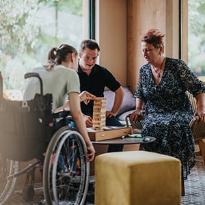 tre personer spelar spel