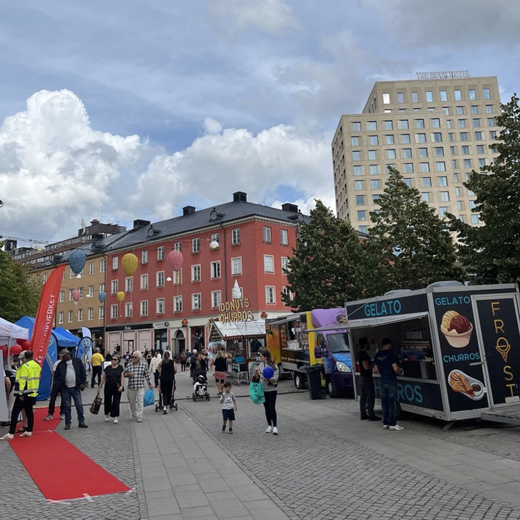 Bilden visar tält och utställare i Södertälje centrum när festivalen precis startat.