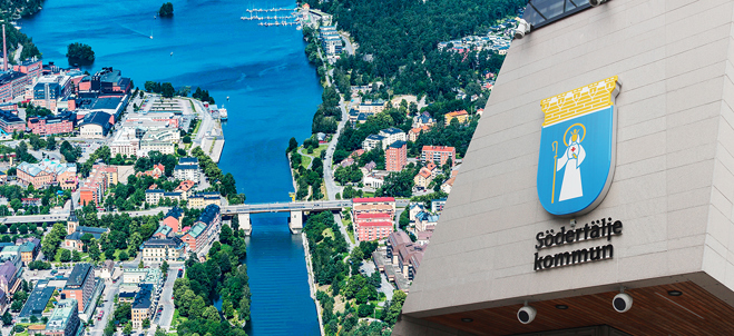 Vy över Södertälje samt Stadshuset exteriört.