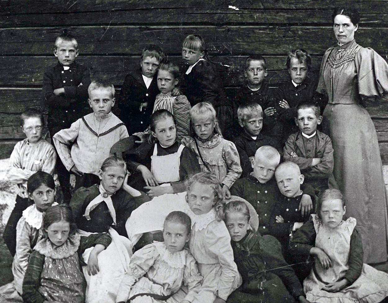 webb Åk 1-2 i Lideby skola år 1904.jpg