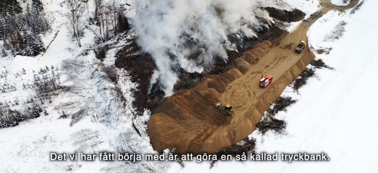 Skärmdump från film om Södertörns brandförsvarsförbunds arbete med branden i Kagghamra.