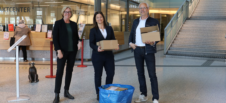 Astrazeneca överlämnar donation av mobiltelefoner till Södertälje kommun tré