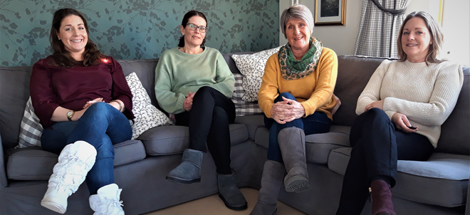 Fyra kvinnor i en soffa.