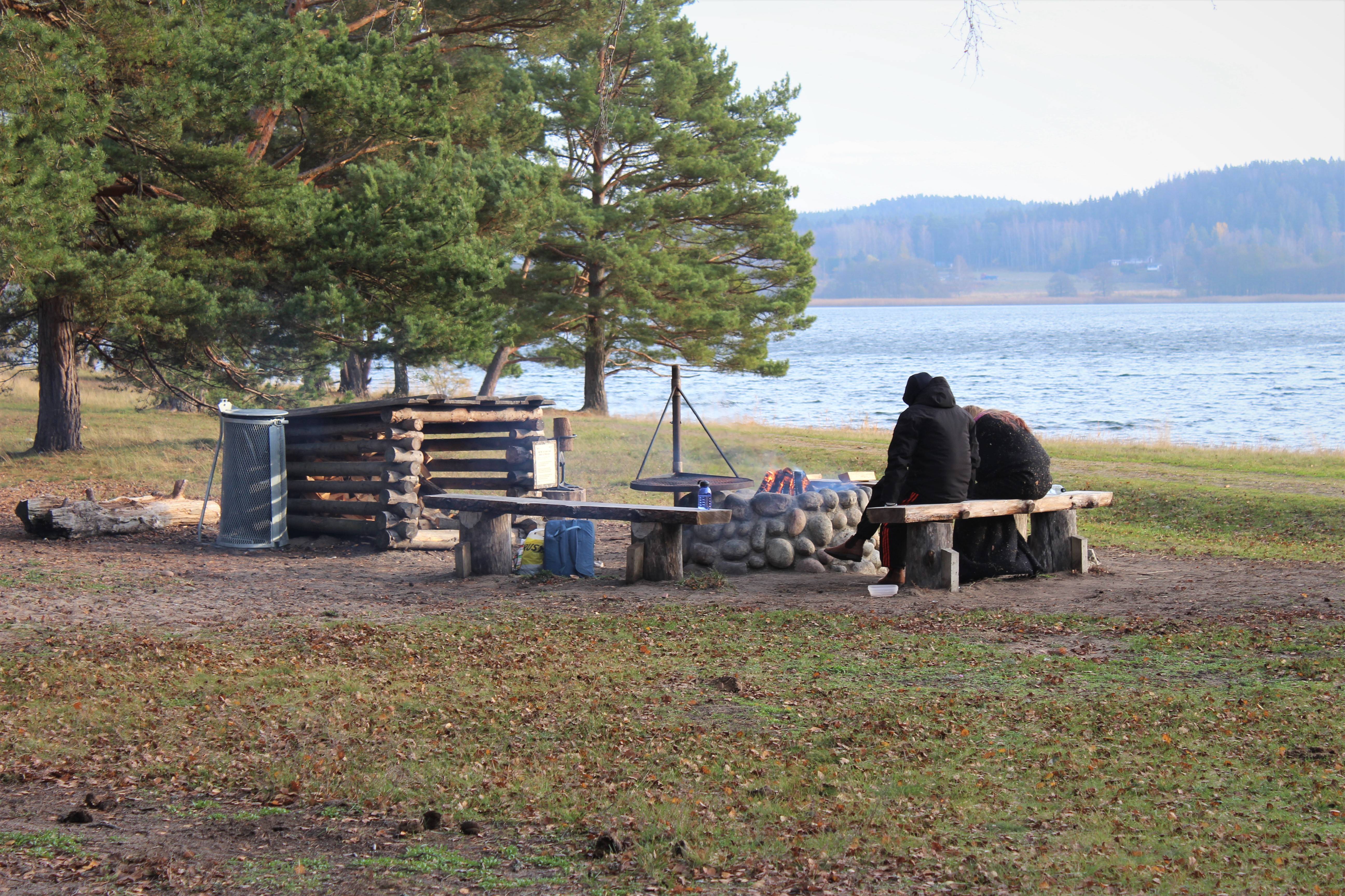 Besökare grillar vid eldplatsen i Brandalsund