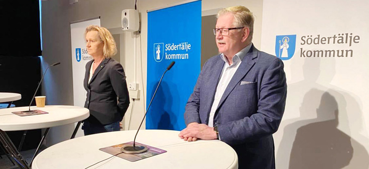 Boel Godner och Tage Gripenstam, politiker i Södertälje på en pressträff om hanteringen i och med covid-19.