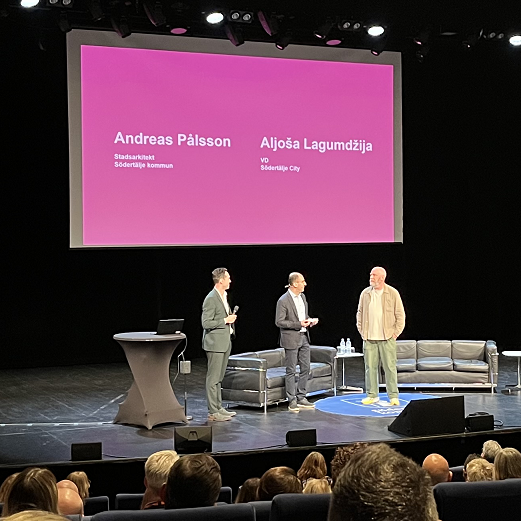 Sveriges Inrikes- och bostadsminister Andreas Carlson till höger, och till vänster syns Södertälje City's vd Aljoša Lagumdžija, Södertälje kommuns Robil Haidari, utvecklingsstrateg på näringslivsenheten och stadsarkitekt Andreas Pålsson.