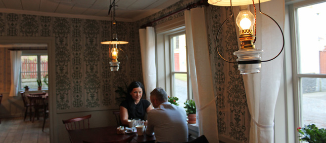 Besökare fikar på caféet Lindblomska gården på Torekällberget