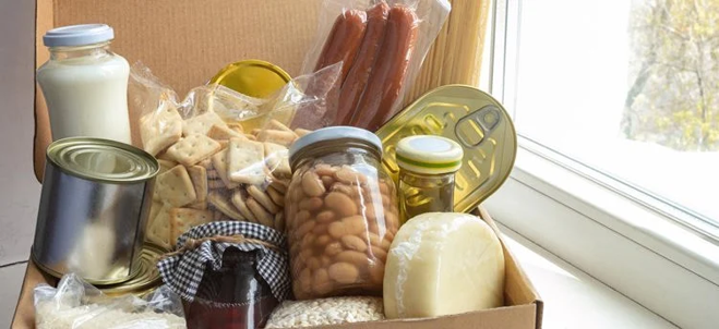 förpackningar av mat som mjölk, bönor och konserver med mera som kan fungera bra som mat under kris.