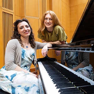 Bilden visar mezzosopranen Mathilda Goike, ackompanjerad av Simona Malerba på piano. Fotograf: Yngve Vogt.