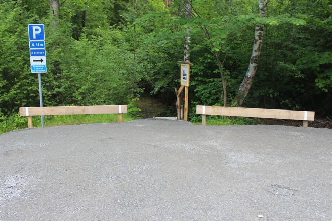 Bilden visar parkeringen vid Kiholmsristningen