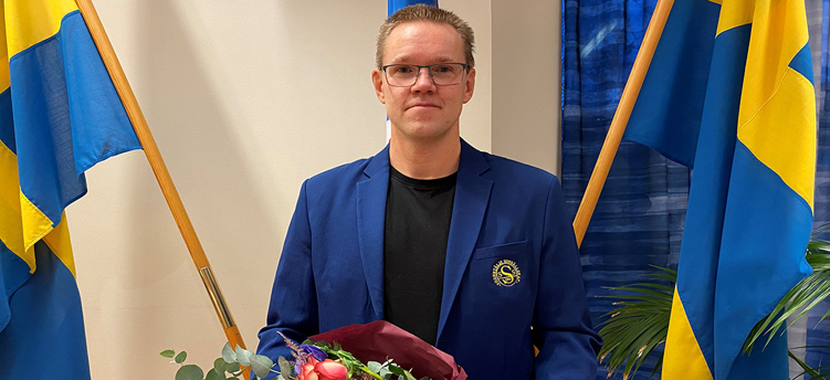 Andreas Jonerholm, klubbchef för Södertälje Simsällskap, tar emot priset vid en inspelad ceremoni.