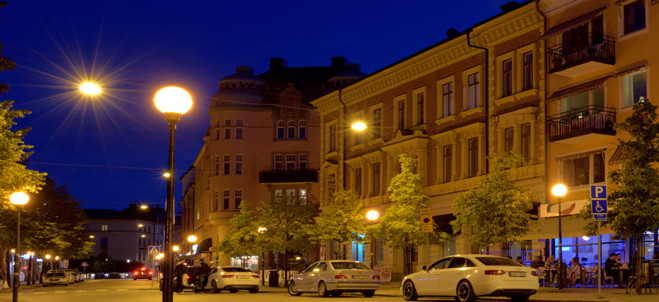 Stadsmiljö i Södertälje kvällstid.