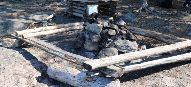 eldplats med bänkar runt