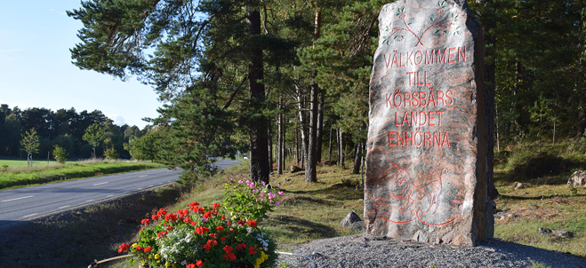 Fotografi på en sten som välkomnar invånarna till Körsbärslandet. Enhörna brukar kallas Körsbärslandet enl. stenen vid infarten till Enhörna