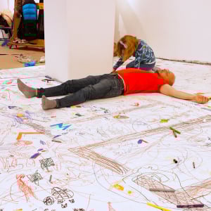 Ett barn ritar av sin pappa på förra årets mega scribble