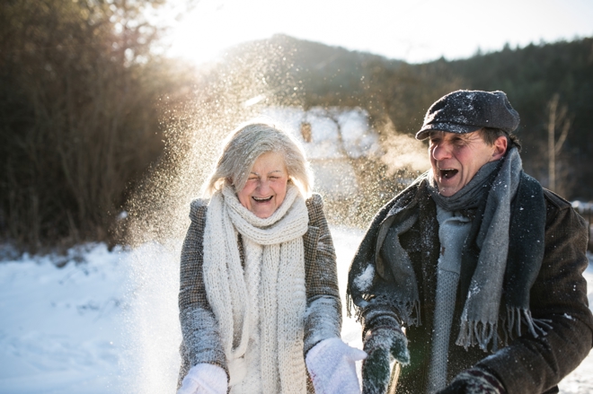 Senior par i vinterlandskap