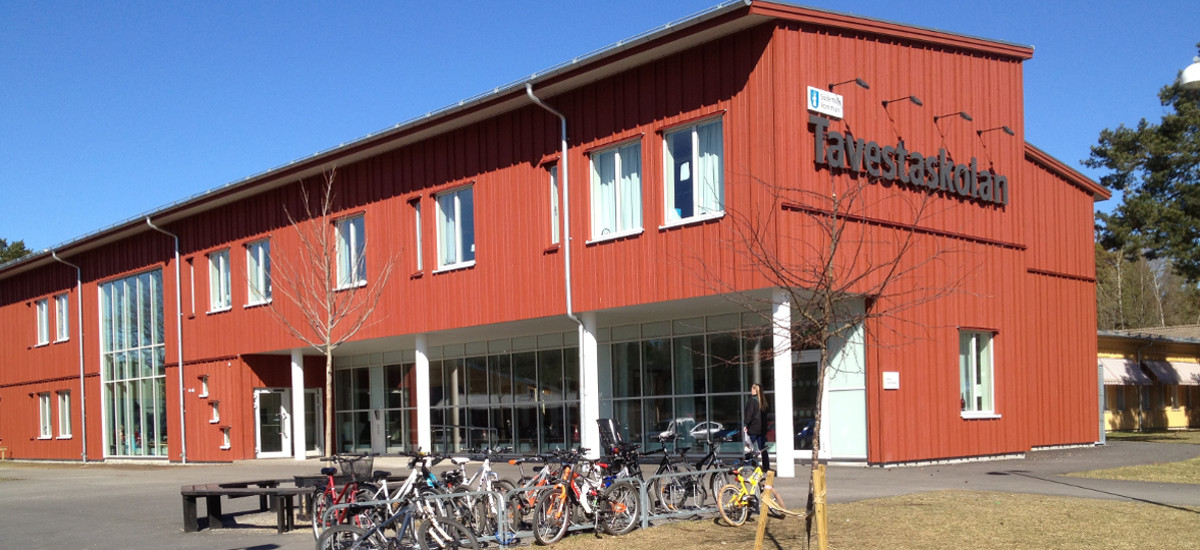 Exteriörbild på Tavestaskolan.