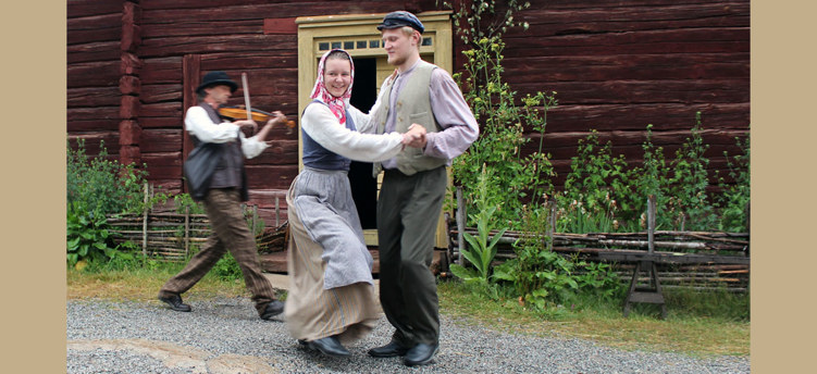 Ett par som dansar till fiolspel.