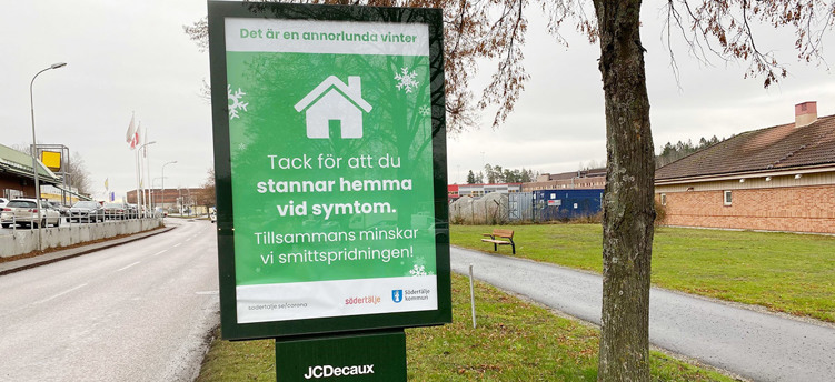 JCDecaux-skylt i Södertälje med olika budskap för att minska smittspridningen.