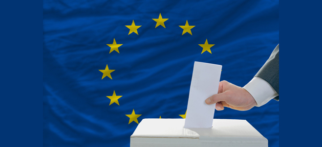 Bild på hand som postar sin röst i EU-valet.