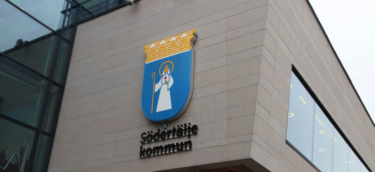 Fotografi av kommunvapnet på Södertälje stadshus fasad.