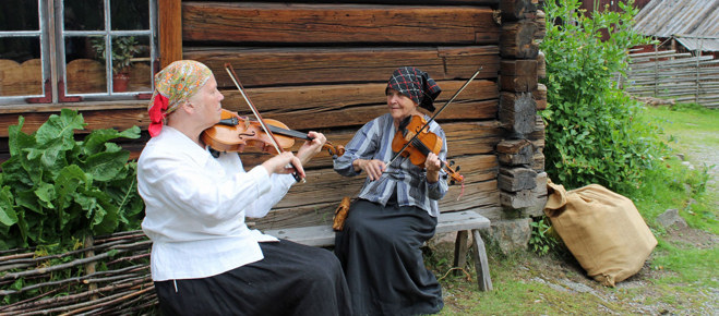 Två damer spelar fiol på Torekällberget