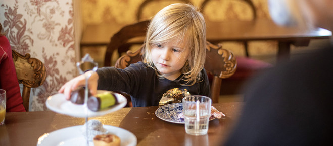 En besökare fikar på Lindbloms café