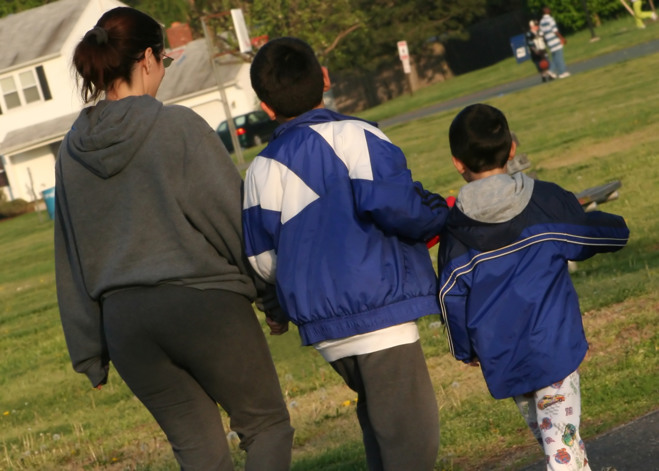 Bild på en familj som promenerar