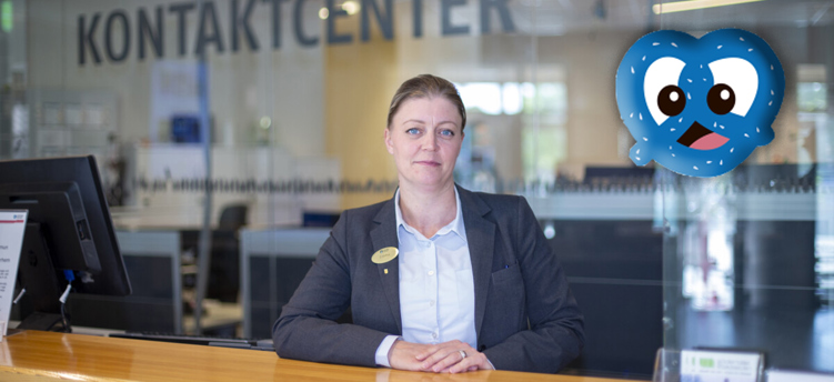 Emma Tahan, chef över Kontaktcenter, här tillsammans med Kringland, en chatbot.