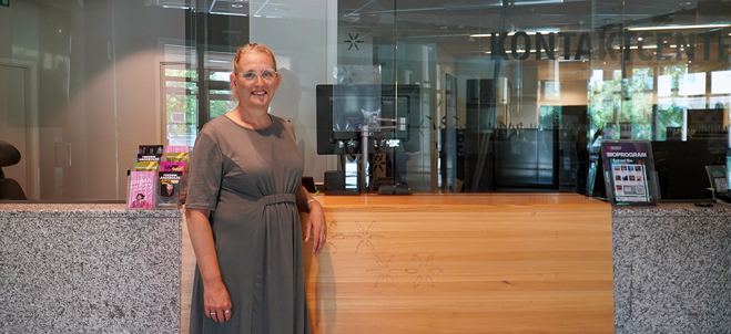 Kvinna som står utanför receptionen i Stadshuset.