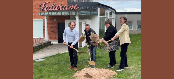 Fyra personer med spadar i händerna