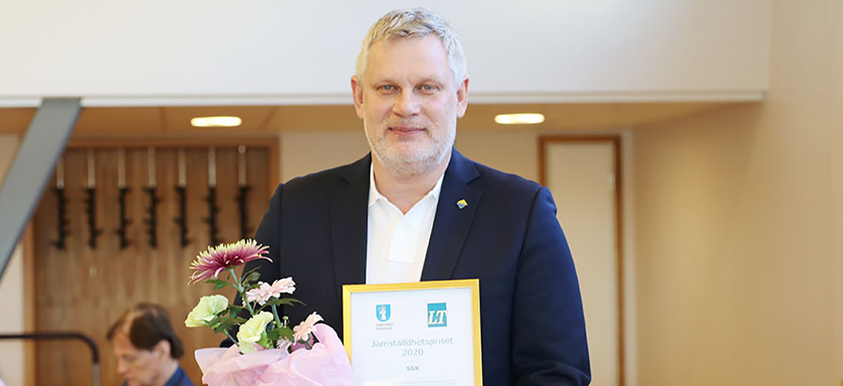 Robert Andersson, SSK tar emot jämställdhetspriset 2020.